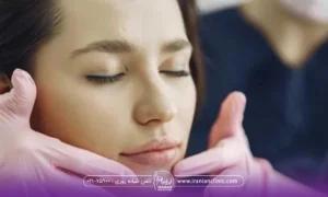 دختری که نشسته و چشم هایش بسته است و فردی که در حال ماساژ صورت او است - ماساژ صورت بعد از تزریق چربی​