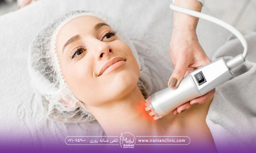 خانم خوشحالی که دراز کشیده و دست اپراتوری که در حال انجام ار اف است - ماندگاری آر اف