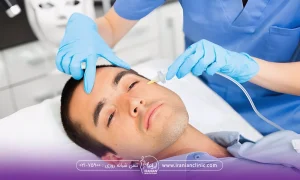 مردی که روی تخت دراز کشیده و روی صورت او کربوکسی تراپی انجام می شود