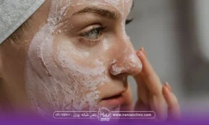 نیمرخ فردی که به آینه نگاه می کند و در حال زدن ماسک روی صورتش است - تاثیر جوش شیرین بر پوست