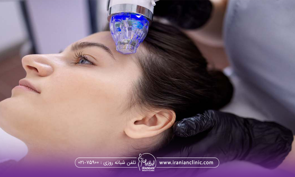 صورت دختری که اپراتور هندپیس دستگاه آر اف را کنار صورت او گرفته است