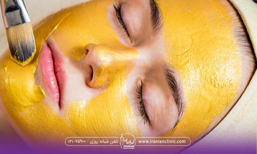 خانمی که خوابیده و چشم هایش بسته است و ماسک به صورتش است و یک قلم که روی صورت فرد زیر چانه اش است - ماسک زردچوبه و سفیده تخم مرغ