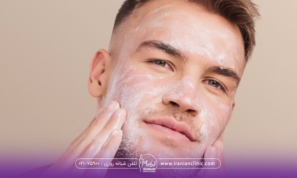 آقایی که به روبه رو نگاه می کند و در حال شستن صورتش است