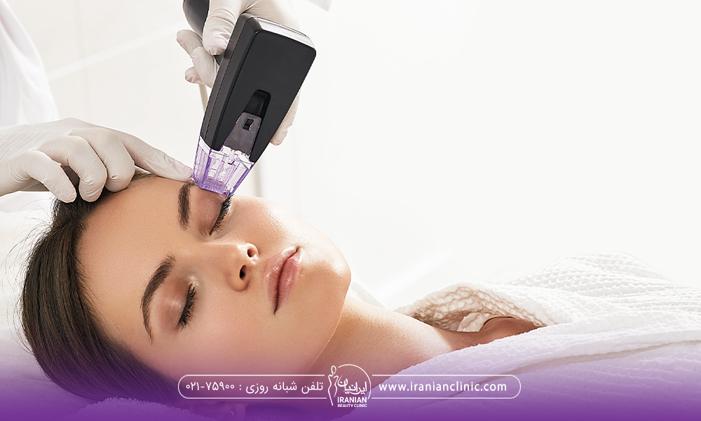 دختری که دراز کشیده و فردی هندپیس آر اف را روی صورت او گرفته است