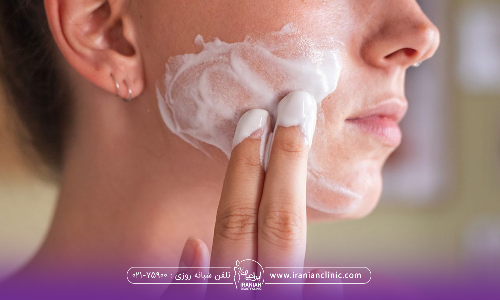 نیمرخ فردی که با دو انگشت دستش اب ماست را روی صورتش مالیده است-آب ماست برای پوست