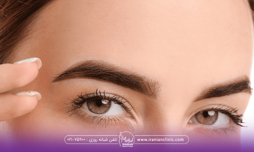 چشم های دختر جوان که ابروهای ضخیم و پرپشت دارد