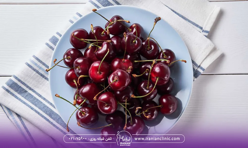 یک بشقاب که روی یک پارچه گذاشته شده است و داخل بشقاب گیلاس ریخته شده