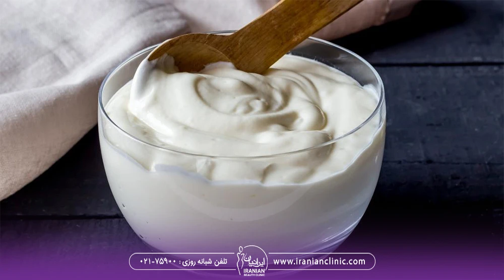 کاسه ماست که با قاشق هم زده می شود