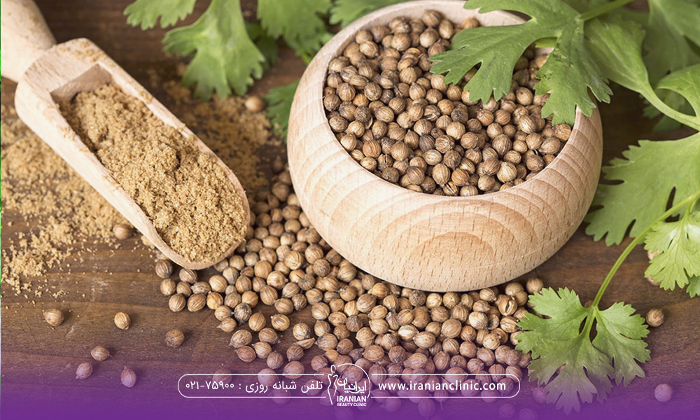 یک کاسه پر از تخم کرفس که روی میز چوبی است و مقداری تخم کرفس روی میز ریخته است و چند برگ کرفس روی کاسه را پوشانده است