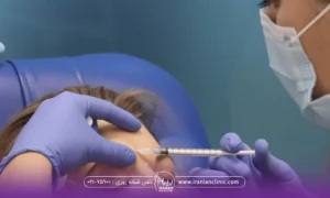 دکتری که در حال انجام تزر یق بوتاکس در ناحیه پیشانی است-نقاط تزریق بوتاکس