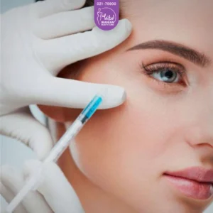 دست دکتری که روی صورت فرد در حال انجام کربوکسی تراپی است - کربوکسی تراپی ابرو
