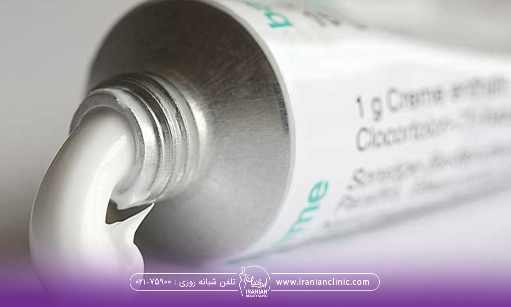 یک تیوپ پماد که مقداری پماد از سر آن بیرون ریخته است