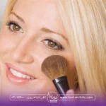 خانم خوشحالی که در حال آریش کردن است-آرایش بعد از بوتاکس​