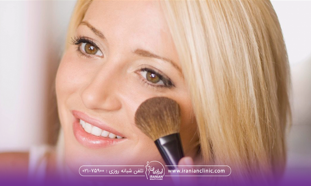 خانم خوشحالی که در حال آریش کردن است-آرایش بعد از بوتاکس