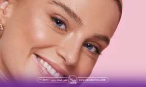 خانم خوشحالی که سرش را کج کرده و به رو به رو نگاه می کند - نوره برای چاقی صورت