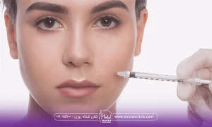 خانم جدی که به رو به رو نگاه می کند و دست دکتری در حال تزریق مزوژل روی صورت است - بهترین کلینیک تزریق مزوژل در تهران