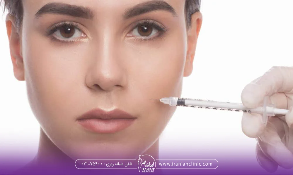 دختر جوان که در کنار خط لبخند او یک سرنگ نگه داشته شده است - مراقبت های بعد از تزریق ژل خط خنده