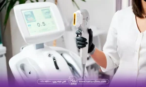 خانمی در حال نگه داشتن دسته دستگاه هایفوتراپی، معیارهای انتخاب بهترین دستگاه هایفوتراپی