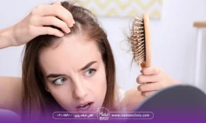 تصویر خانمی که ریزش مو دارد، هایفوتراپی مو چیست؟