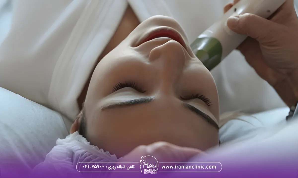 خانمی درحال انجامهایفو غبغب و رضایت مند و بدون عارضه، عوارض هایفو تراپی غبغب چیست؟